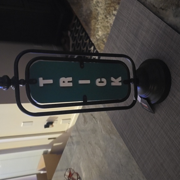 GREEN AND BLACK HALLOWEEN DECOR TRICK OR TREAT - Picture 12 of 13